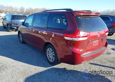 2014 Toyota Sienna Xle V6 8 Passenger z USA, uszkodzony, nr VIN 5TDYK3DC6ES467589